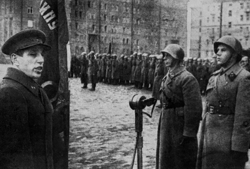 Кузнецов выступает перед войсками, отправляющимися на фронт 