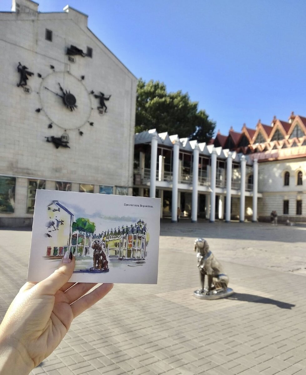 Главный пёс Воронежа на фоне часов театра кукол 