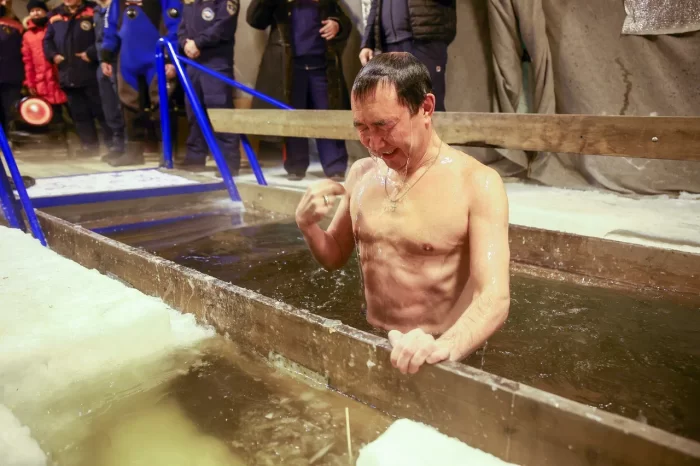 Фото: правительство Якутии. Айсен Николаев окунулся в прорубь 