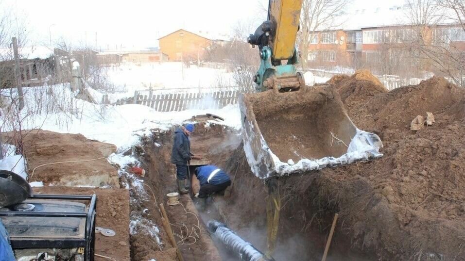     Повреждение на теплотрассе в Вавоже, из-за которого 14 жилых домов в микрорайоне «Шанхай» несколько часов оставались без тепла, полностью устранено накануне вечером. Отопление уже подается в квартиры. Об этом рано утром в четверг 19 января сообщил глава Вавожского района Олег Овчинников.