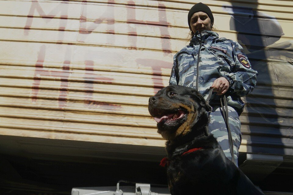     Из ролика ясно, что правоохранители заняли территорию вдоль стадиона «Динамо». Алексей БУЛАТОВ