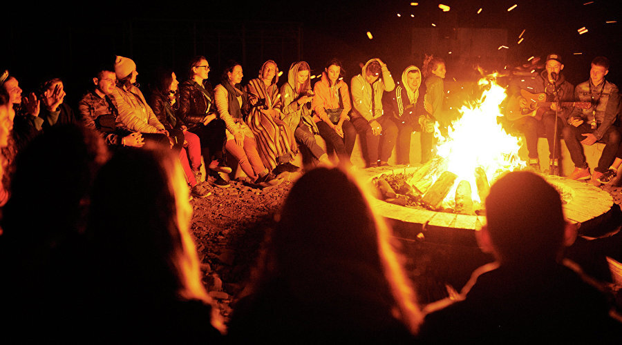 Песни у костра // Фото: форум «Таврида»
