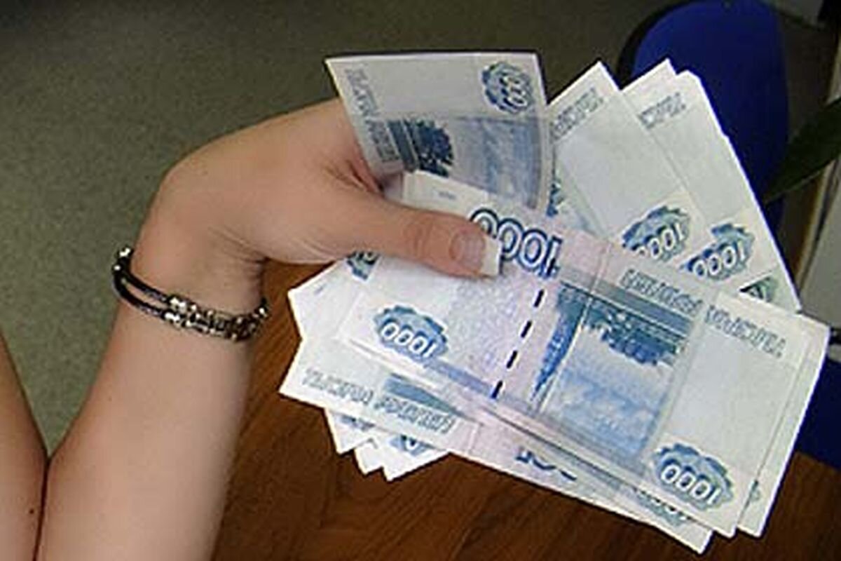 Оформить помощь можно через сайт «Госуслуги» Уже сегодня некоторые россияне могут получить приятный бонус от государства в размере 10 тысяч рублей.