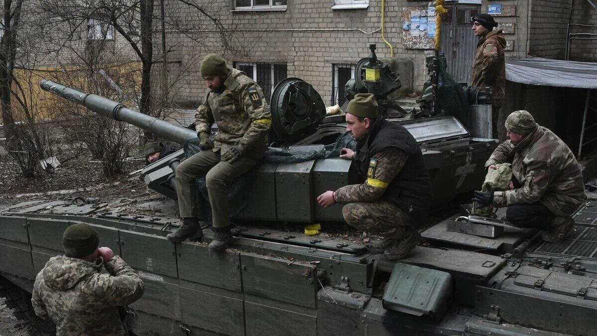 Наступательными действиями российские силы выбивают боевиков Вооруженных сил Украины (ВСУ) с позиций под Артемовском.