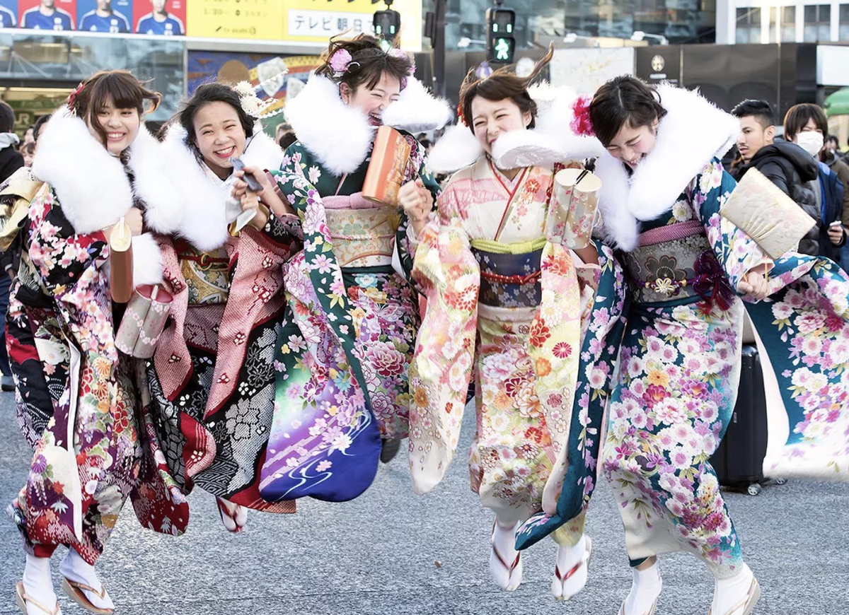 Japan holidays. Сэйдзин но Хи день совершеннолетия. Праздник в Японии день совершеннолетия. День совершеннолетия в Японии кимоно. Фурисодэ.