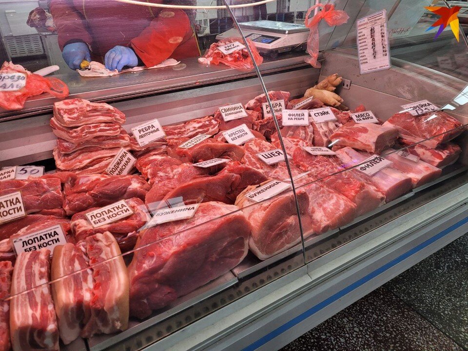     Продавцы, торгующие на мясных рядах Комаровского рынка, дали несколько важных советов по выбору сала. Фото: архив «КП».