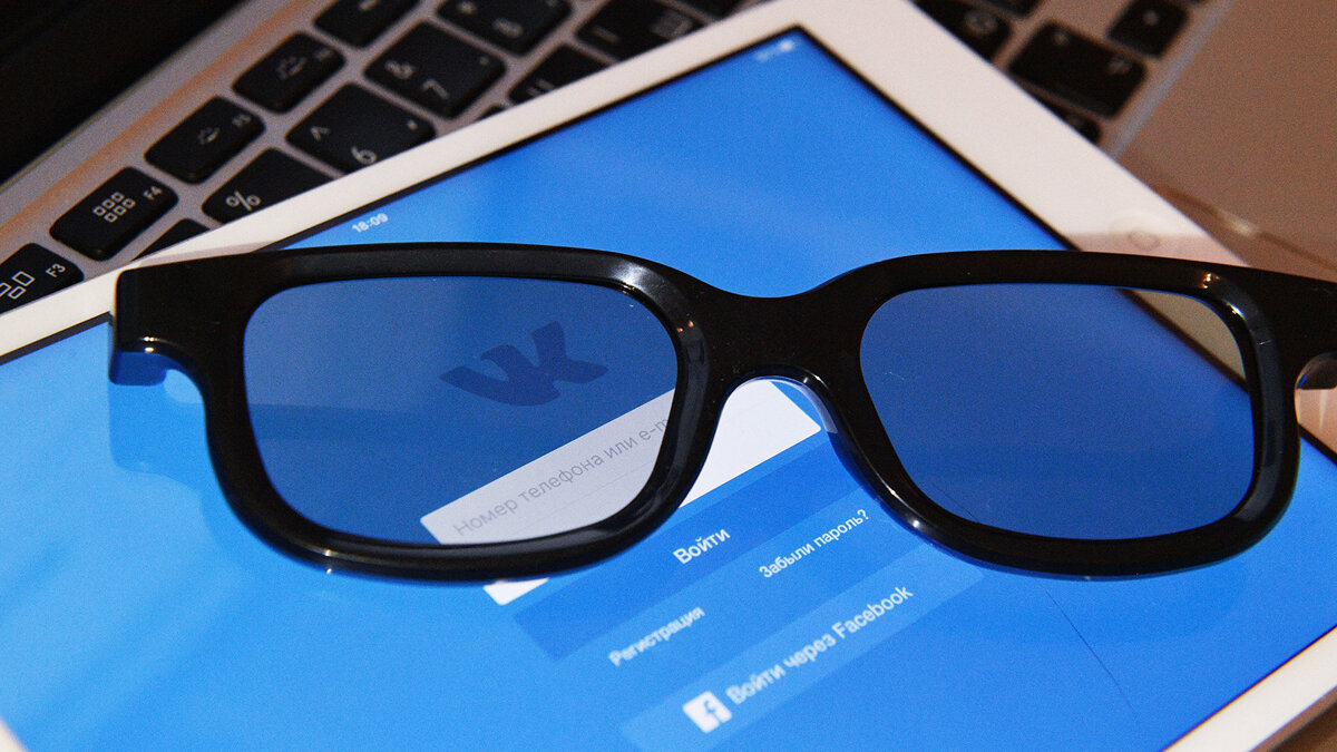    Страница социальной сети "Вконтакте" на экране планшета© РИА Новости . Наталья Селиверстова