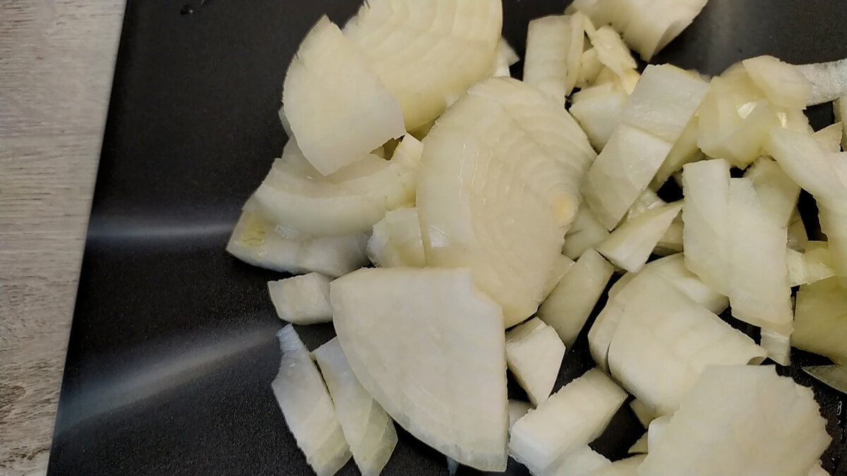 Лук нарезаем кубиком