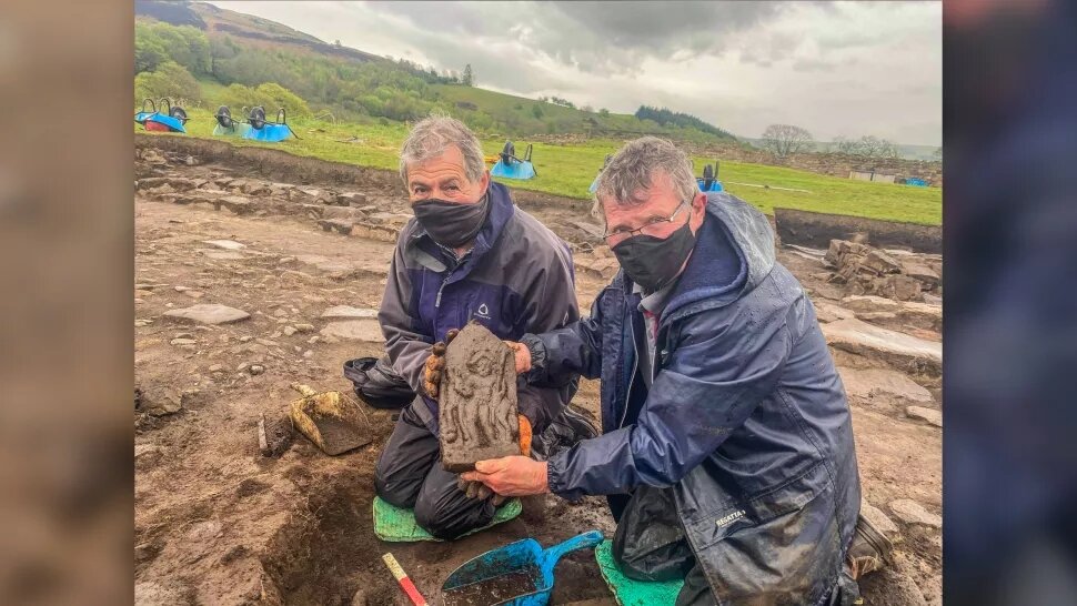 Момент находки уникального барельефа. Источник фото: https://www.livescience.com/naked-roman-carving-hadrians-wall.html