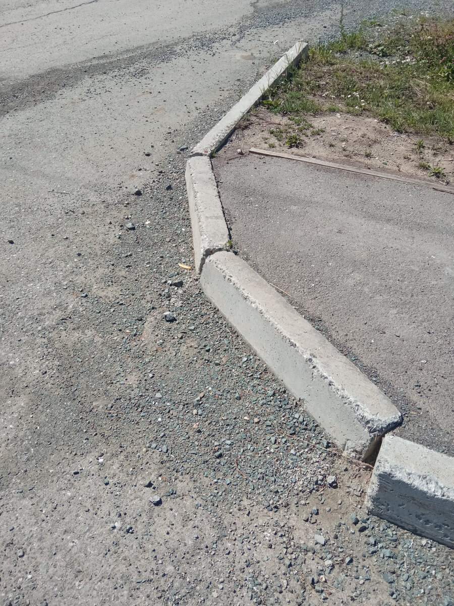 Это самый низкий бордюр, который я нашёл в своём городишке ☹️