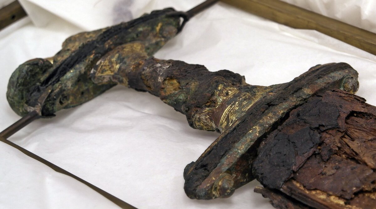 Меч из восьмого могильника Вальсгарде (оригинал). Фото из Стокгольмского исторического музея. На нем можно увидеть сохранившиеся декоративные детали и кольцо на навершии