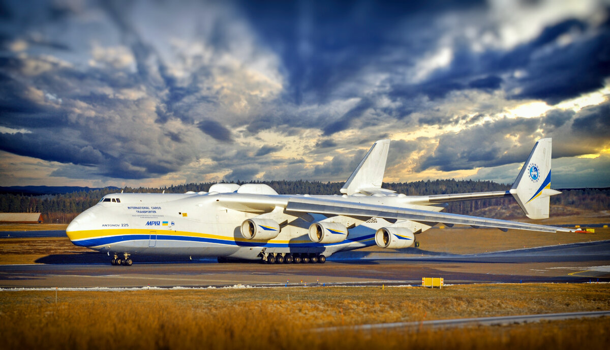 Сон большой самолет. АН-225 Мрия. Самолет Мрия АН-225. Антонов 225 Мрия. Грузовой самолет АН 225 Мрия.