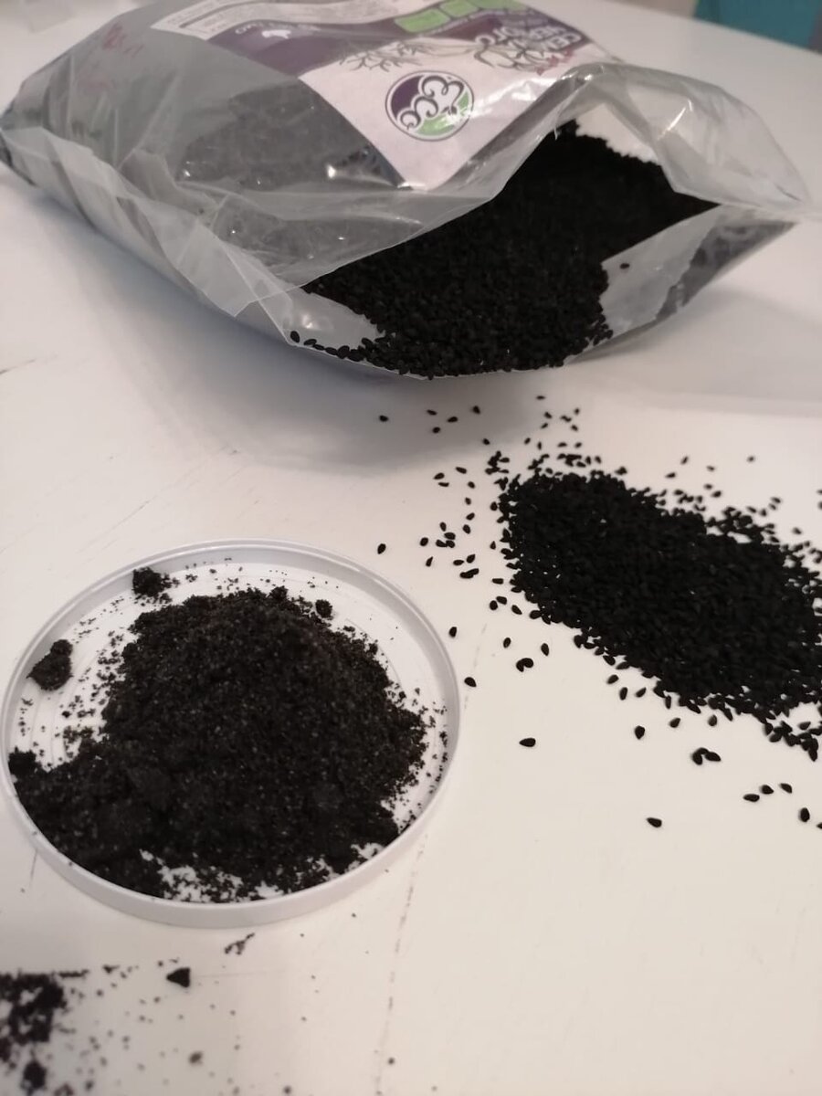 Семена черного тмина молю на кофемолке