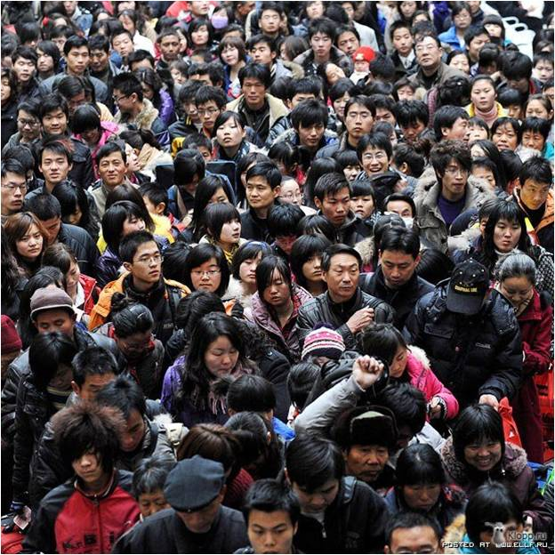 Толпа китайцев. Много китайцев. Население Китая. Китай много людей. Почему в китае много людей