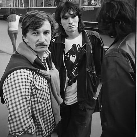 Виктор Тихомиров, Виктор Цой и, возможно, Николай Мейнерт (спиной) у ДК "Невский" во время 4-го фестиваля ЛРК. Конец мая - начало июня 1986 г. Фото предположительно Н. Тихомировой.