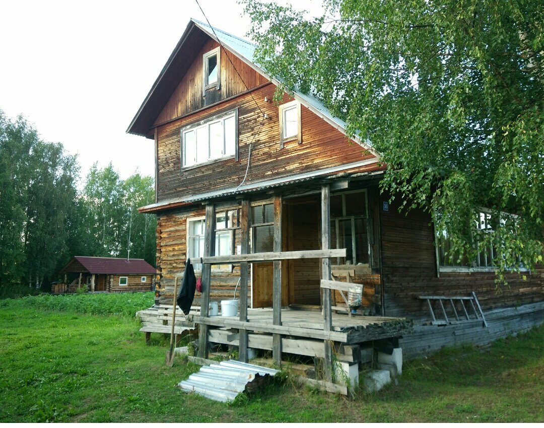 Собственно, вот так эти постройки и выглядят - на переднем плане как бы дом, на заднем - баня.