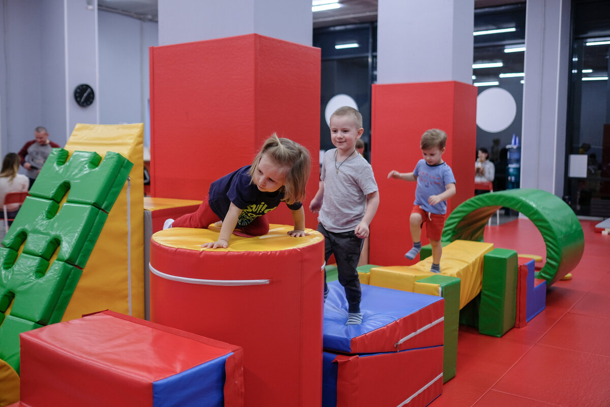 Научите ребёнка правильному поведению на тренировке | Baby Gym — сеть  детских гимнастических центров | Дзен