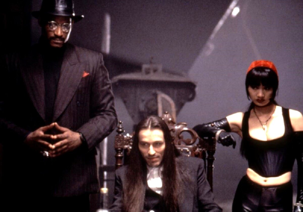 - Блин, да не вампиры мы, с чего вы так решили? Нормальные злые ребята, только и всего! 