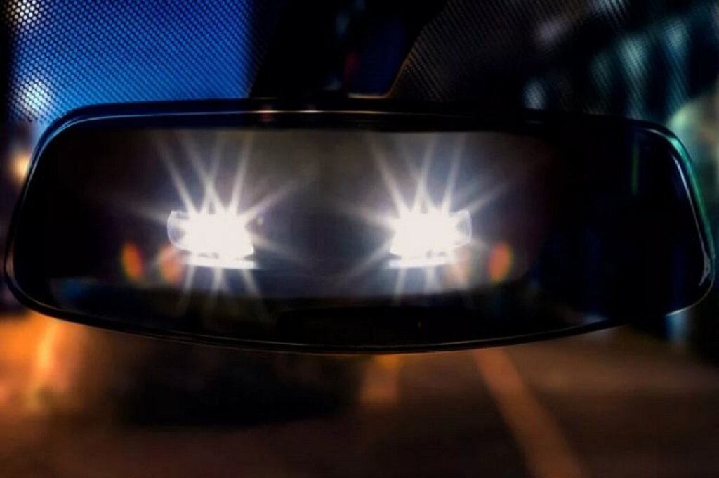 Нужно ли уступать дорогу, когда задний автомобиль моргает дальним светом? Фото с сервиса Яндекс.Картинки