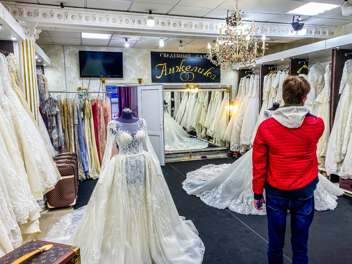 Зашли в свадебный салон в Грозном. Нам там показали пышные платья и ...