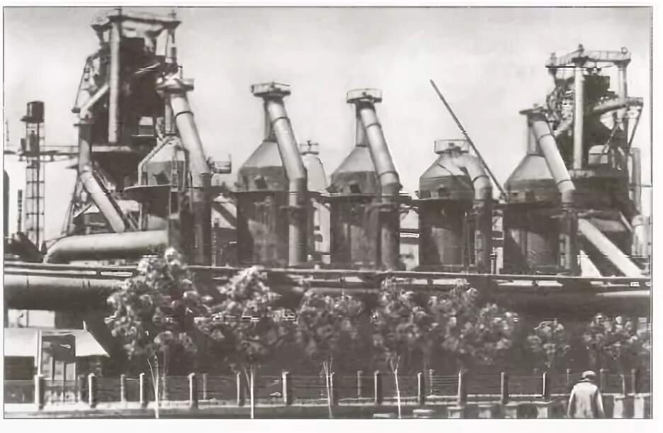 Металлургический комбинат Азовсталь, комбинат начали строить в 1 пятилетку, завод был запущен в 1935 году! 