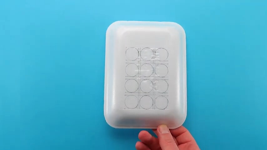 Прикладываем упаковку от strepsils к лотку и намечаем места для будущих пупырок.