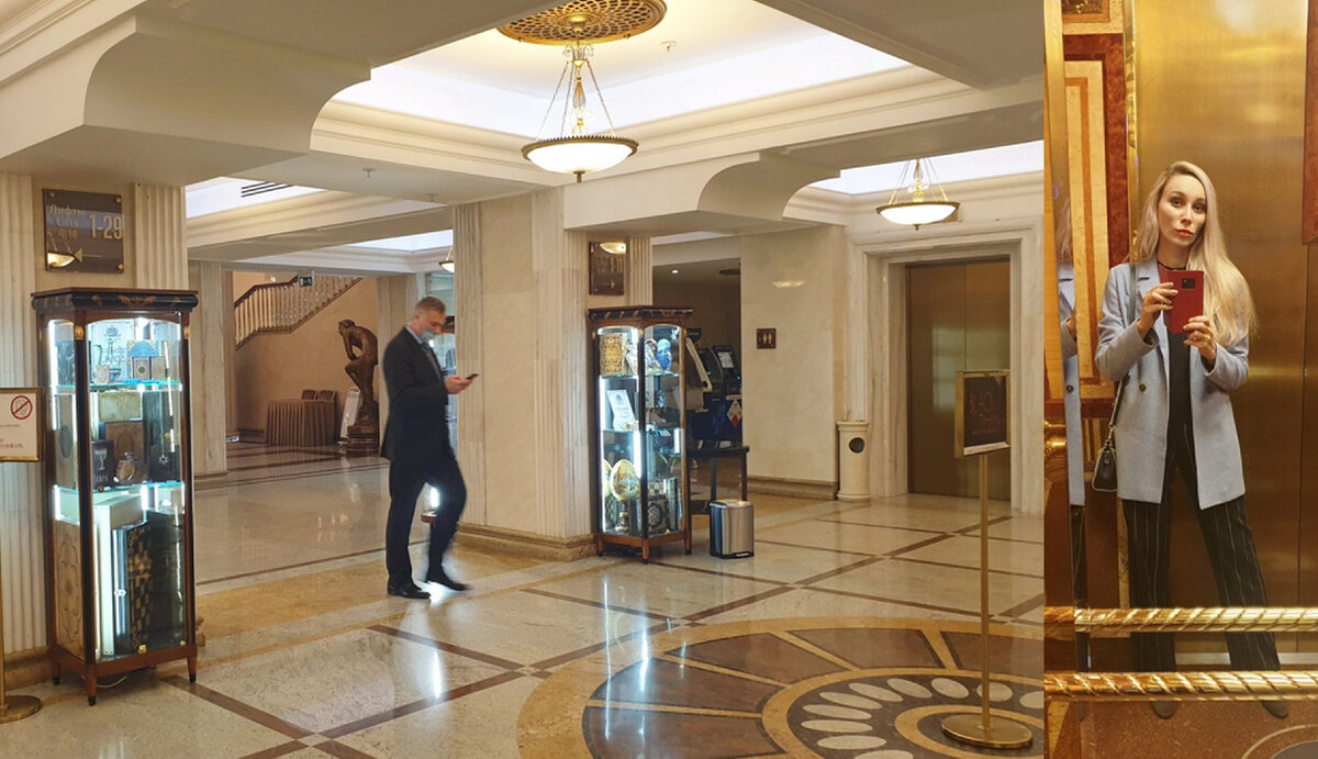 Лобби и лифт, ведущий на 29-й этаж