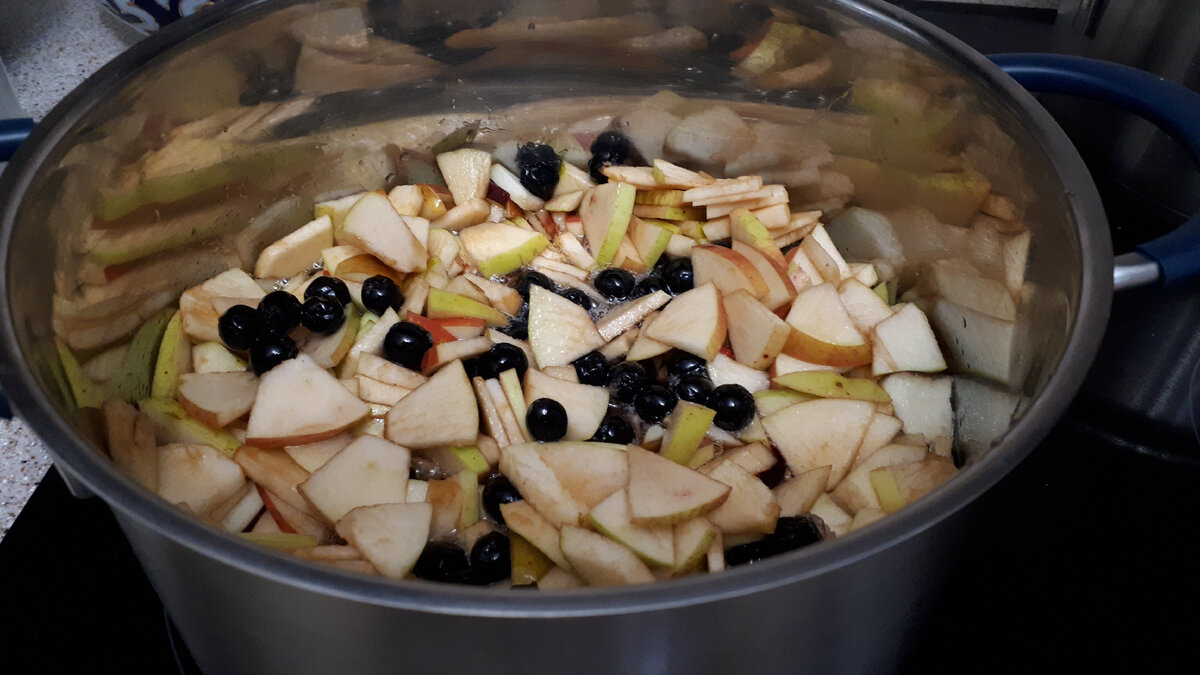 Яблоки с аронией в сиропе