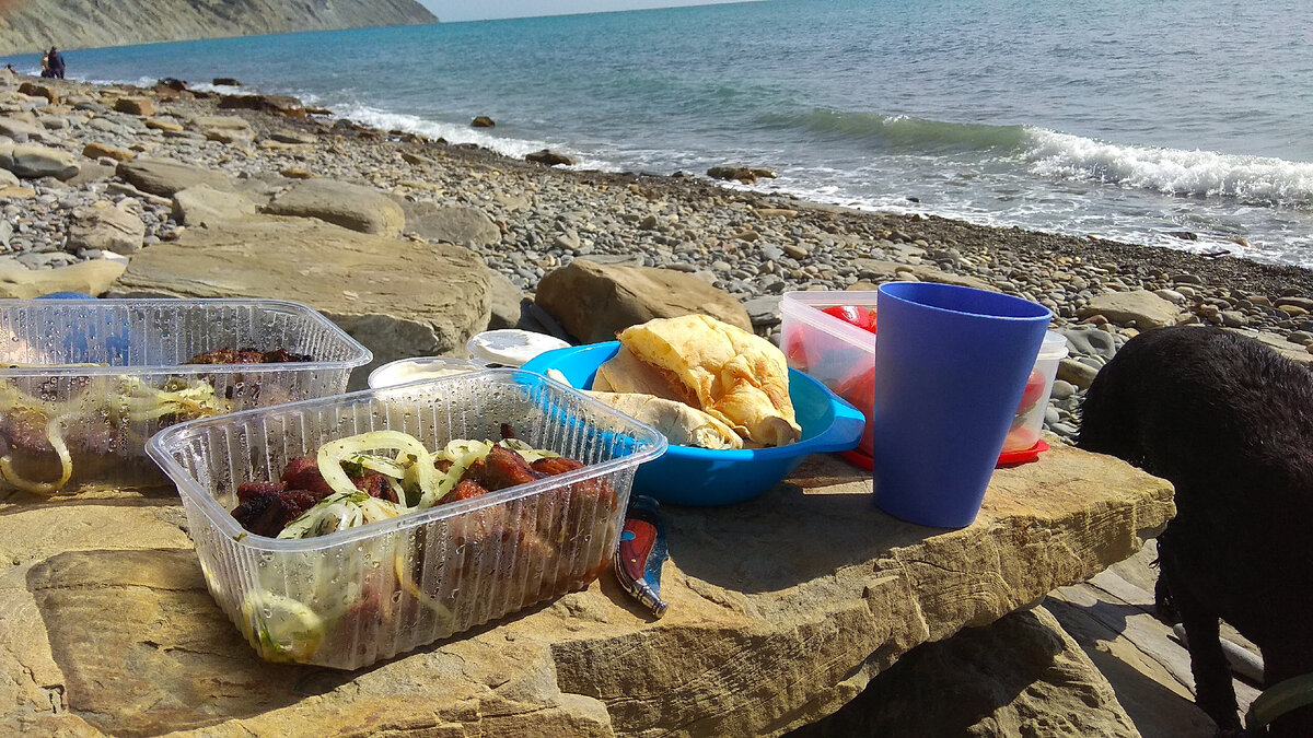 Шашлыки, овощи и чай