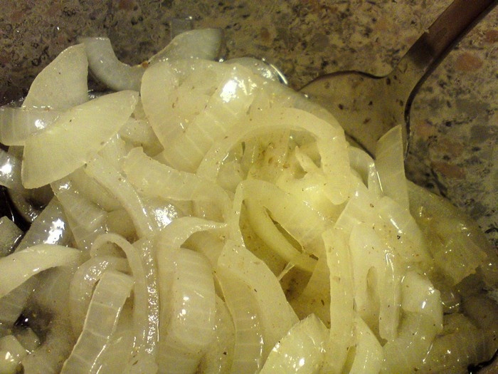 Лук маринованный в растительном масле.