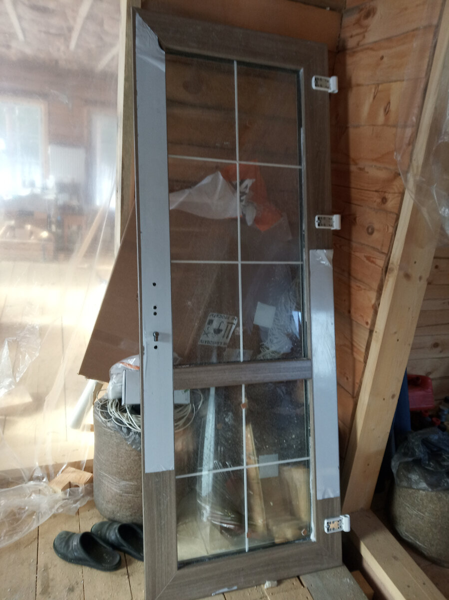 Основная дверь, правая створка с ламинированием с 1 стороны (изнутри белая) весит как чугунный мост, но все равно легче теплой металлической двери.