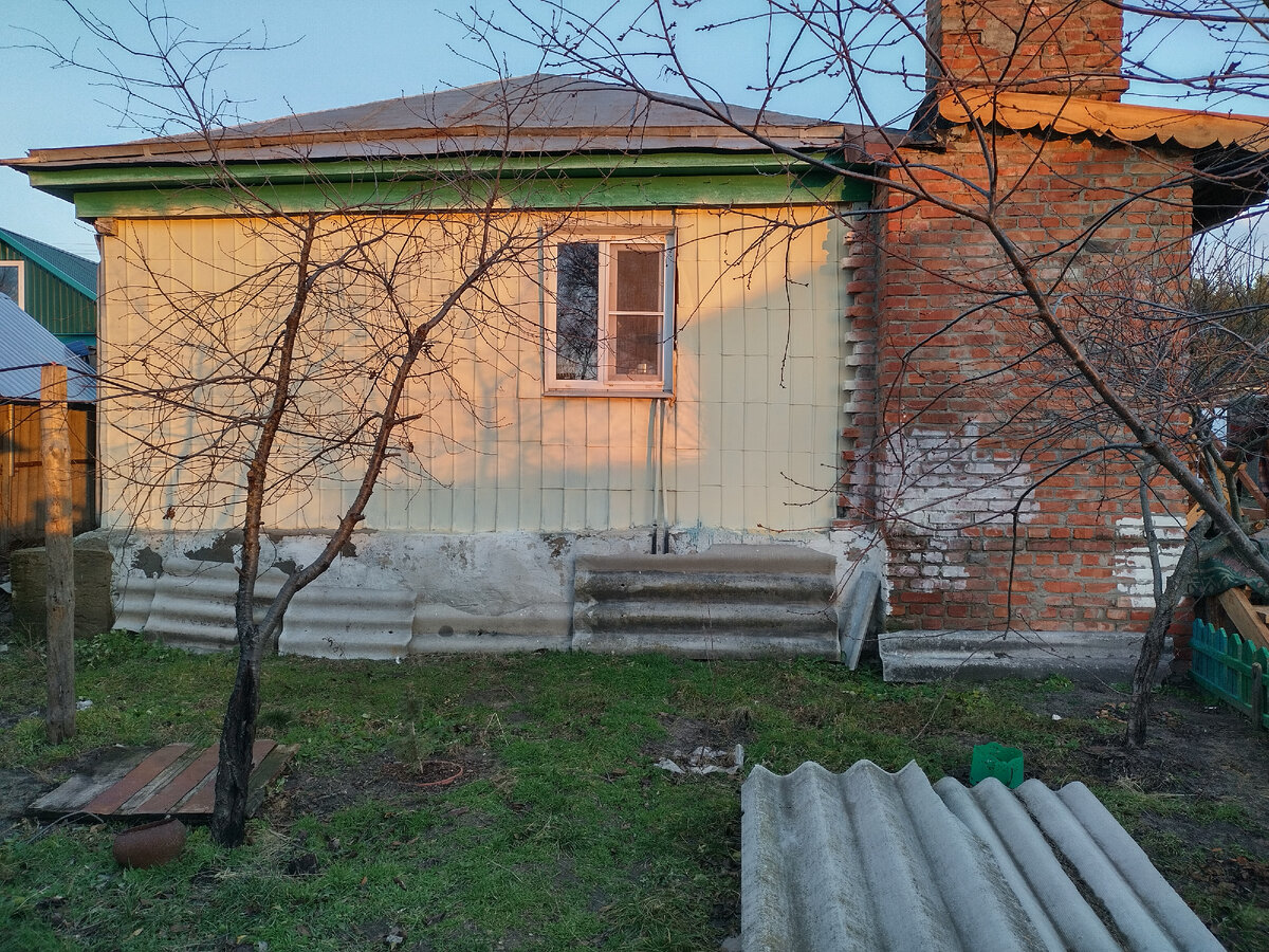 Розовая стена дома