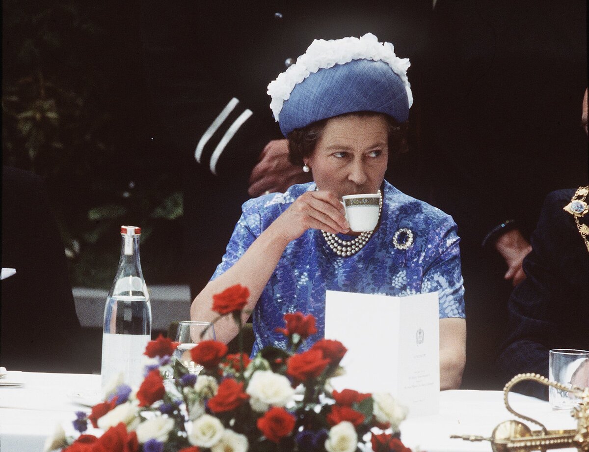2 i drinking tea. Королева Елизавета Великобритании пьет чай. Королева Елизавета пьет чай. Королева Елизавета 2 пьет чай. Чаепитие с королевой Елизаветой 2
