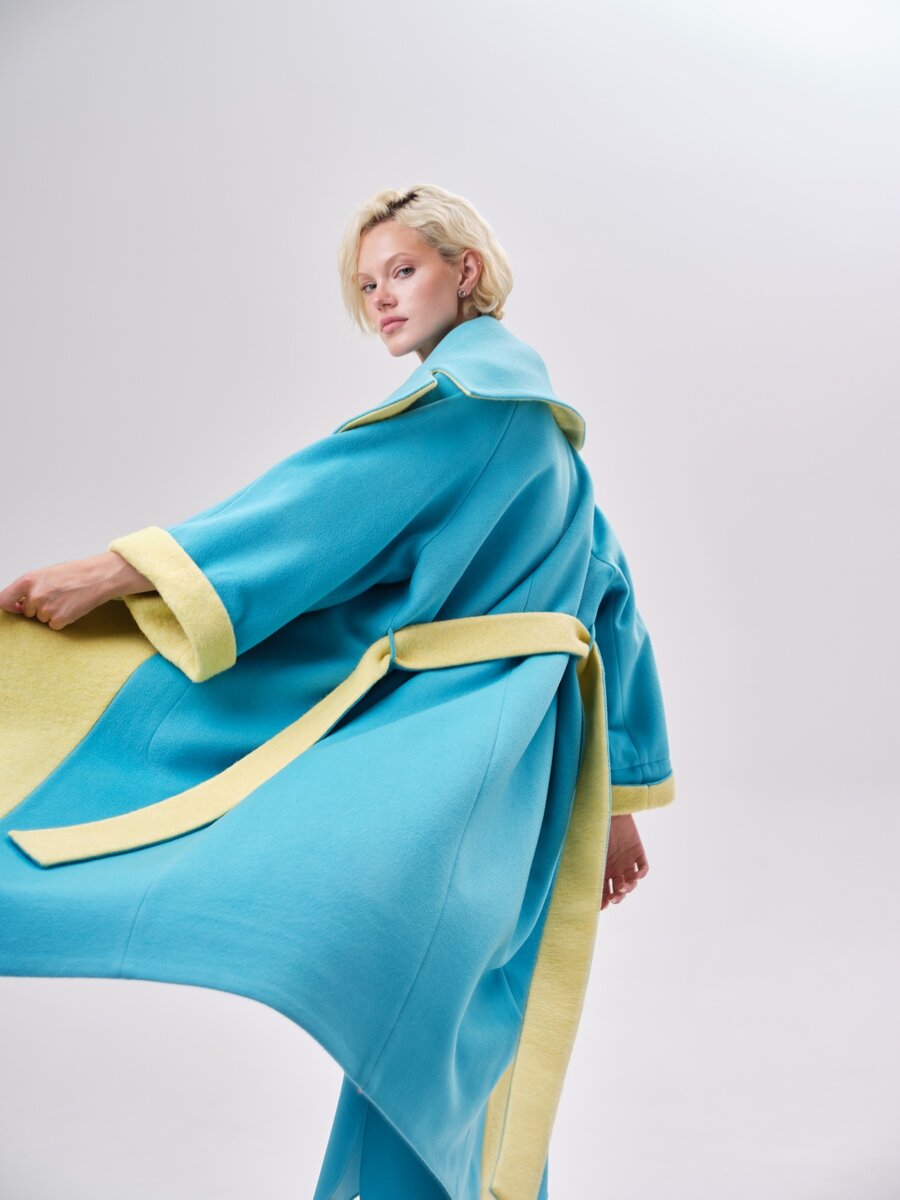 ЯРКОЕ ПАЛЬТО ОВЕРСАЙЗ СО ВСТАВКАМИ | https://mazari.com.ru/product/yarkoe-palto-oversajz-so-vstavkami/