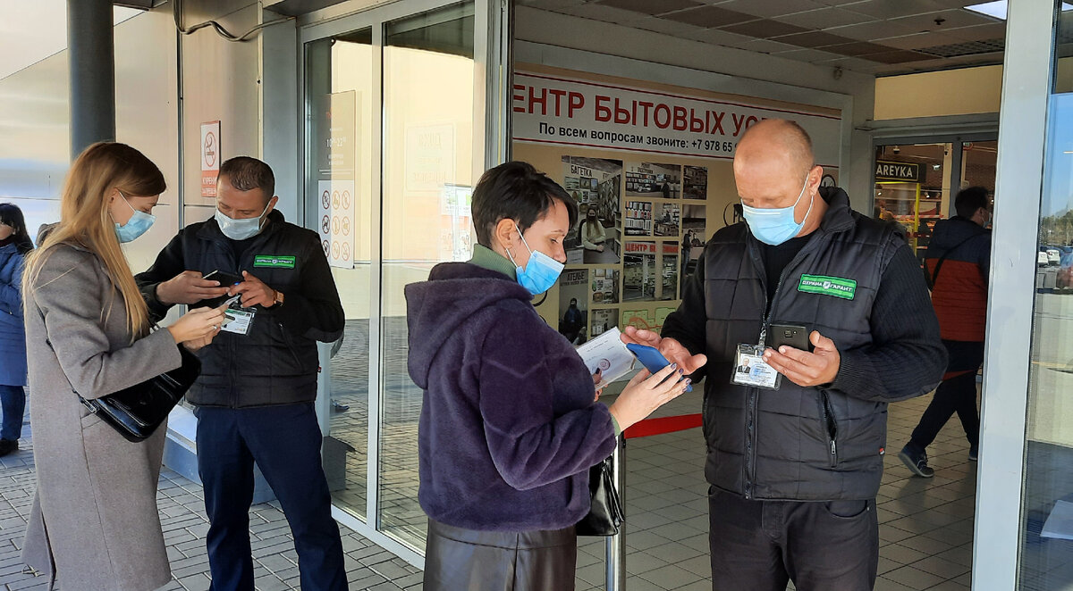 Проверка QR-кодов при входе в торговый центр