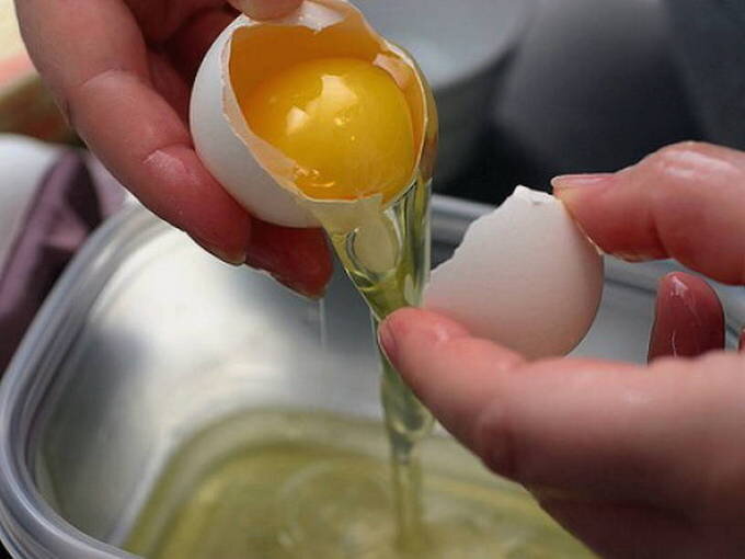 Первым делом нужно отделить белки от желтков 6 яиц. Желтки вам не понадобятся, поэтому их можно использовать для какого-нибудь другого блюда (или просто заморозить). 