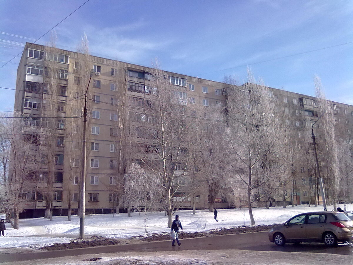 Жилой дом №2 по ул. Батавина. Год постройки - 1985. Типовой проект "111-90", 144 квартиры. (Фото автора).