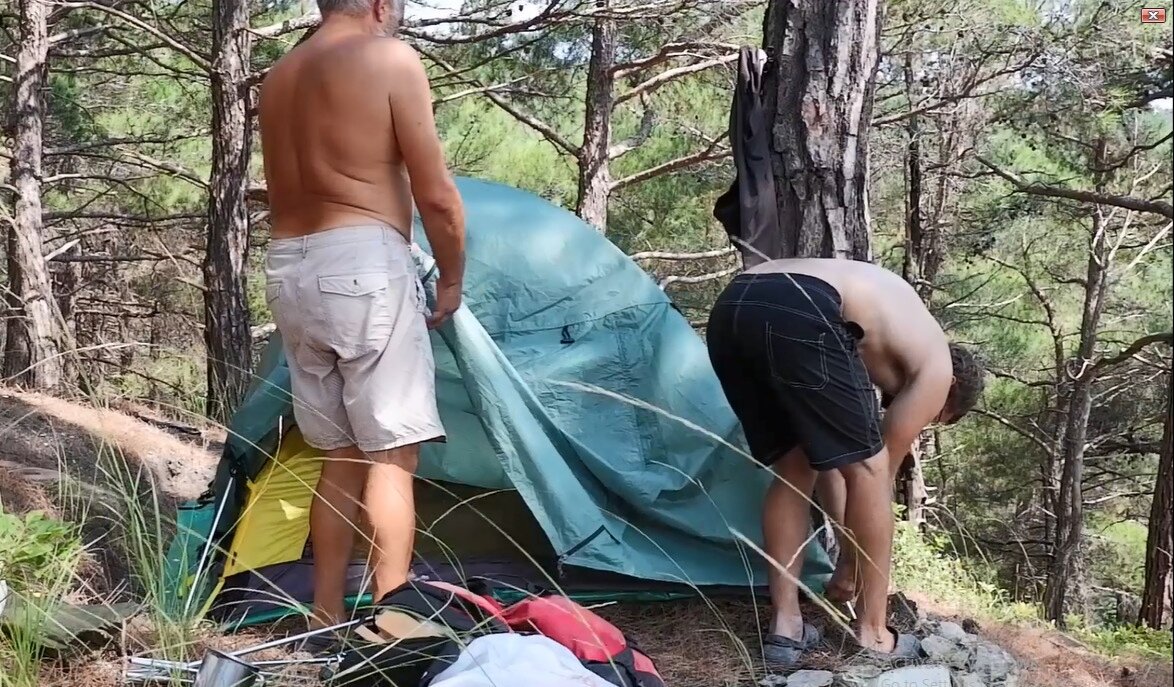 Отец и рептилоид ставят палатку 😂