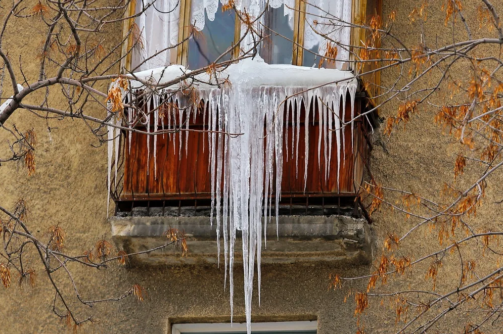 Сосульки на балконе. Огромные сосульки. Сосульки на крыше балкона. Наледь на балконе.