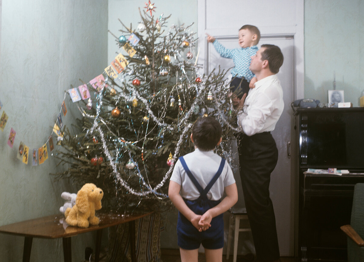 Семья наряжает елку. Источник фото: osssr.ru