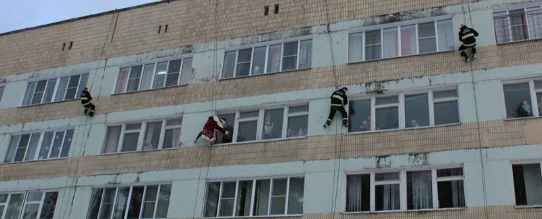 Спасатели поздравляют детей в городской больнице