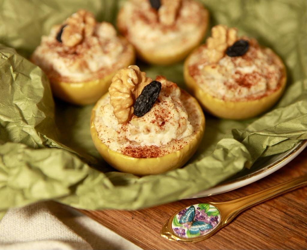 Чудесные печеные яблочки с орехами, корицей и черносливом от Даши Третьяковой.