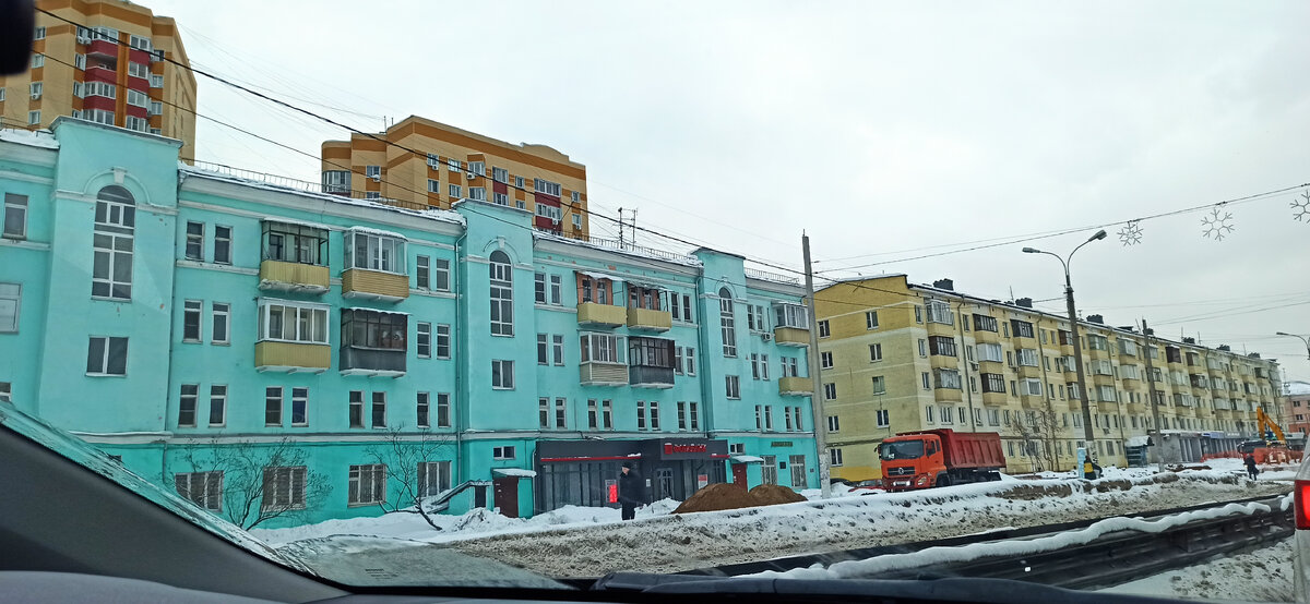 Заметили какие узкие окошки у голубого дома? 