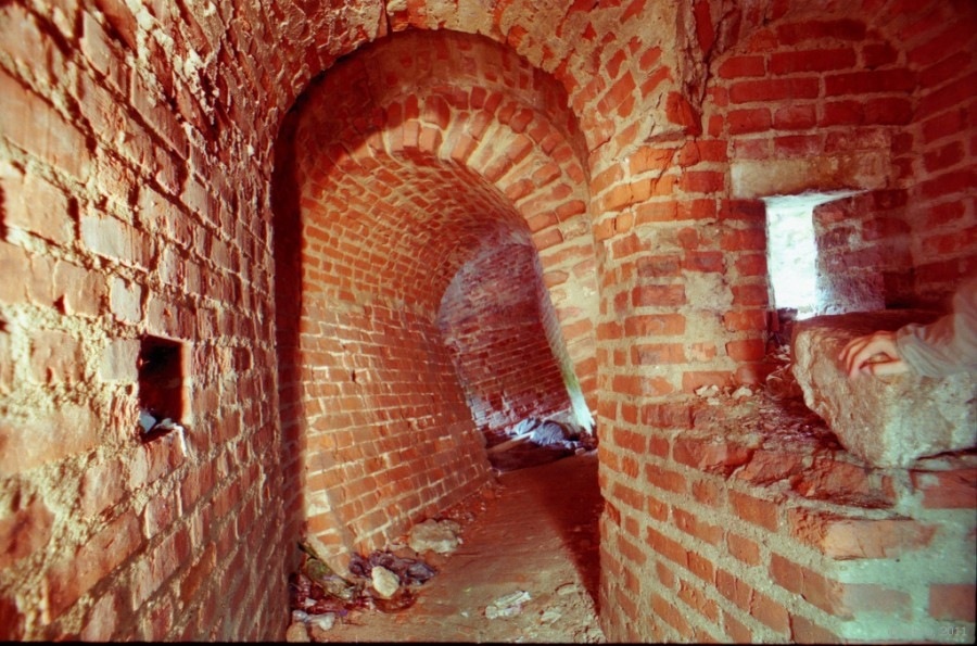 Внутри закрытой для посещений Борисоглебской башни. Вдали валяются мешки с листьями. Откуда здесь вообще мусор, если наружный вход в башню замурован?