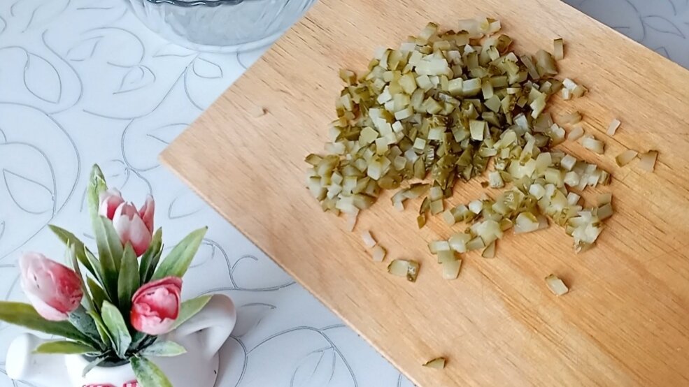 Корнишоны мелким кубиком