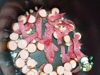     Отправляем в чашу масло, чеснок и салями с сосисками — Режим «Жарка» 4 минуты (Не забываем перемешивать через 2 минуты) минуты.
