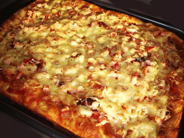 Заливная пицца в духовке рецепт. Пицца домашняя. Пицца на дрожжах в духовке. Домашняя пицца с майонезом. Пицца из заливного теста.