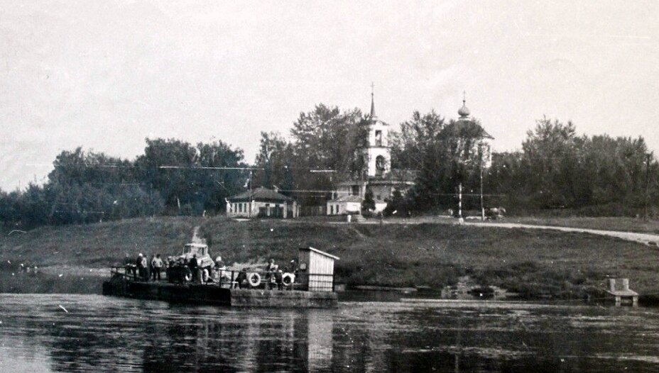 Паромная переправа в г. Зубцов. Фото из домашних архивов горожан.