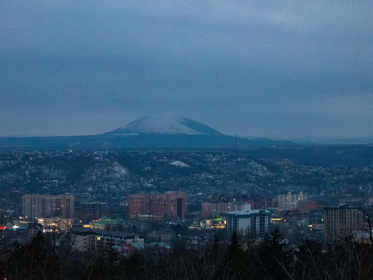 Вид на ночной Пятигорск и гору Эльбрус  с балкона нашей гостиницы 