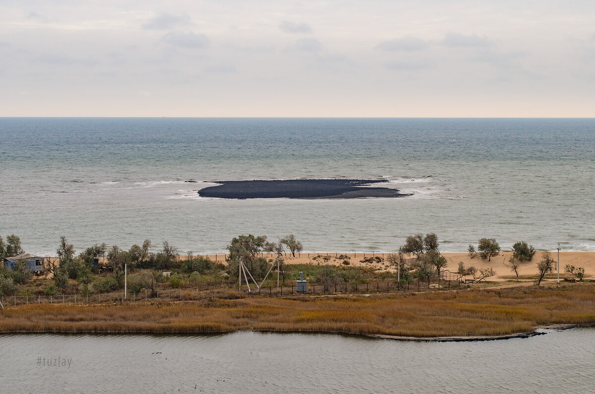 Грязевой остров, морской вулкан Голубицкий, октябрь 2015 года.